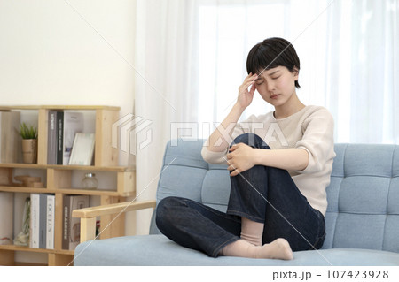 体調不良の若い女性 107423928