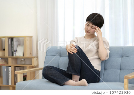 体調不良の若い女性 107423930