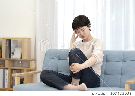 体調不良の若い女性 107423932