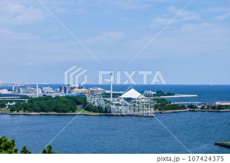 神奈川県横浜市野島公園展望台からの八景島 神奈川県横浜市野島公園展望台からの八景島 107424375