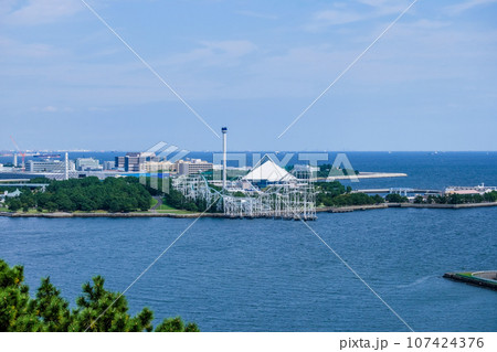 神奈川県横浜市野島公園展望台からの八景島 神奈川県横浜市野島公園展望台からの八景島 107424376