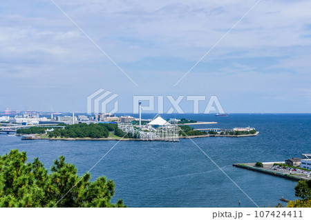 神奈川県横浜市野島公園展望台からの八景島 神奈川県横浜市野島公園展望台からの八景島 107424411
