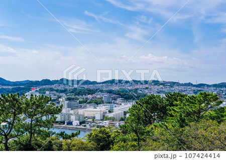 神奈川県横浜市野島公園展望台からの八景島 神奈川県横浜市野島公園展望台からの八景島 107424414