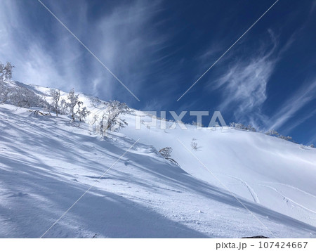 北海道バックカントリー　青空と冬の羊蹄山 107424667