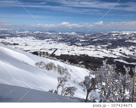 北海道バックカントリー　羊蹄山から望む山麓の街並み 107424675