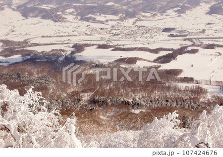 北海道バックカントリー　羊蹄山から望む山麓の街並み 107424676