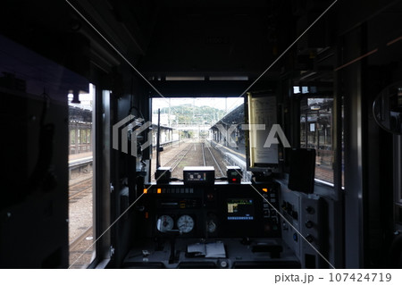 函館本線 JR小樽駅4番 石原裕次郎ホーム 俱知安行 出発前H100型-2運転室 函館本線 JR小樽駅4番 石原裕次郎ホーム 俱知安行 出発前H100型-2運転室 107424719