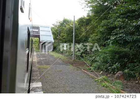 函館本線しおや駅俱知安行電車 H100型-2 107424725