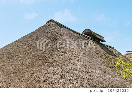 青空と萱葺屋根 青空と萱葺屋根 107425039