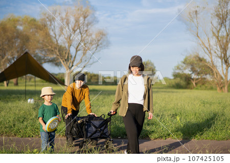 キャンプ・アウトドアカートを引く家族イメージ 107425105