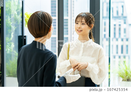 買い物をする女性 接客 買い物をする女性 接客 107425354