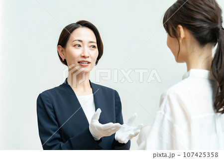買い物をする女性 接客 買い物をする女性 接客 107425358