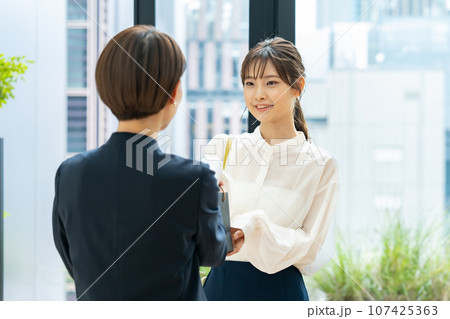 買い物をする女性 接客 買い物をする女性 接客 107425363