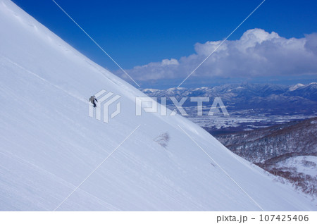北海道ニセコのバックカントリースキー 107425406