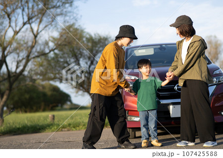 ドライブをする家族・家族旅行・お出かけイメージ 107425588