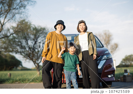 ドライブをする家族・家族旅行・お出かけイメージ ドライブをする家族・家族旅行・お出かけイメージ 107425589