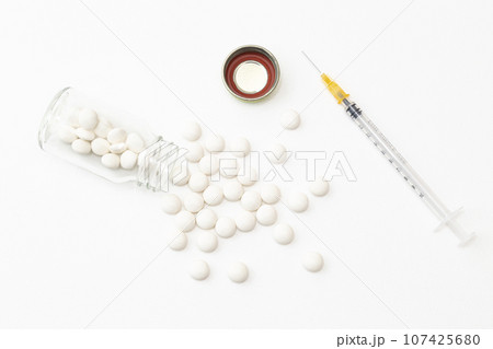 薬と注射器　白バック 107425680