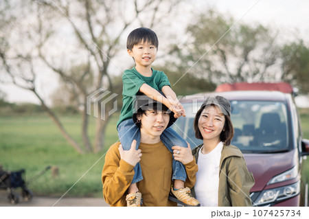ドライブをする家族・家族旅行・お出かけイメージ 107425734