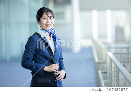 空港　案内をするグランドスタッフ 107425877