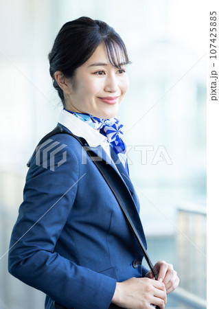 空港　案内をするグランドスタッフ 107425885