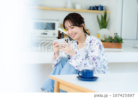 スマホを操作する若い女性 107425897