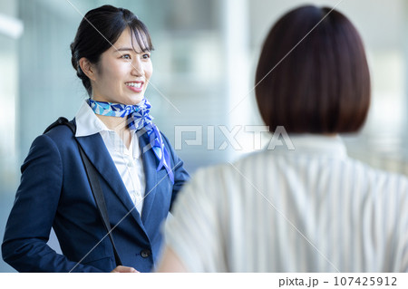 空港　案内をするグランドスタッフ 107425912