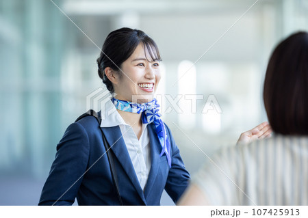 空港　案内をするグランドスタッフ 107425913