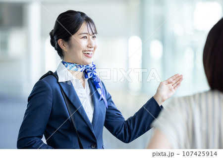 空港　案内をするグランドスタッフ 107425914