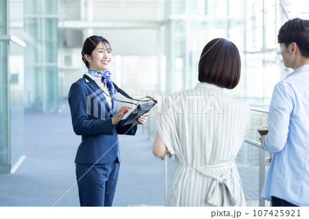 空港 案内をするグランドスタッフ 空港 案内をするグランドスタッフ 107425921