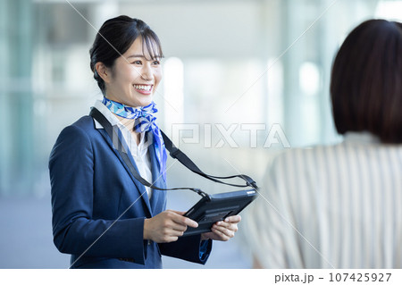 空港　案内をするグランドスタッフ 107425927