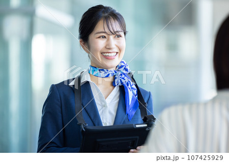 空港　案内をするグランドスタッフ 107425929