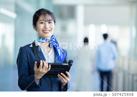 空港 案内をするグランドスタッフ 空港 案内をするグランドスタッフ 107425938