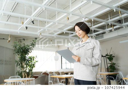 建物のメンテナンスをする女性 107425944