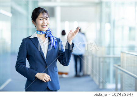 空港　案内をするグランドスタッフ 107425947