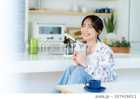 スマホを操作する若い女性 スマホを操作する若い女性 107426021