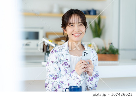 スマホを操作する若い女性 スマホを操作する若い女性 107426023