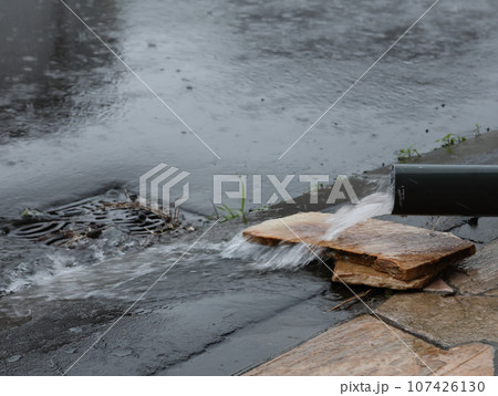 路面に打ち付ける大雨、雨樋 路面に打ち付ける大雨、雨樋 107426130