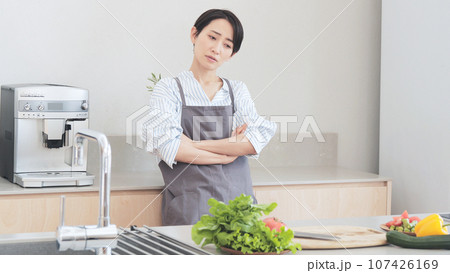 体調不良　主婦　キッチン 107426169