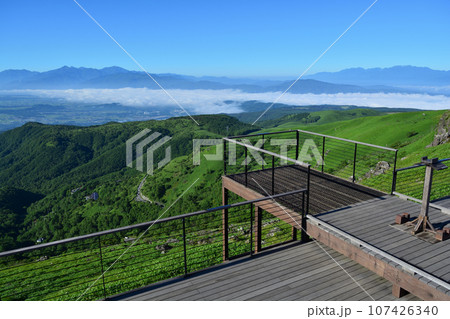 車山山頂より南アルプスと中央アルプスと雲海 107426340