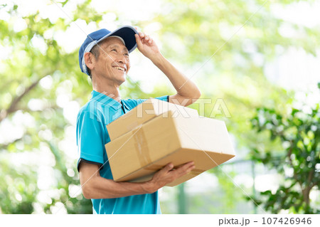荷物を持つ男性　運送　配達 107426946
