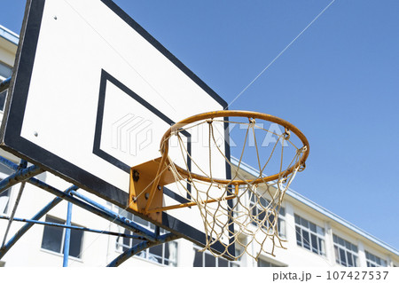学校のバスケットゴール 107427537
