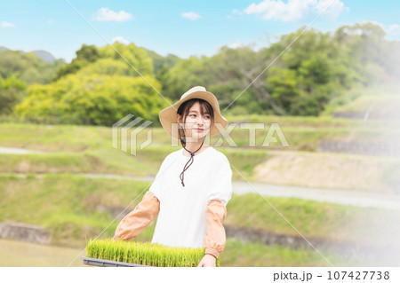 農業 農家 若い女性 農業 農家 若い女性 107427738