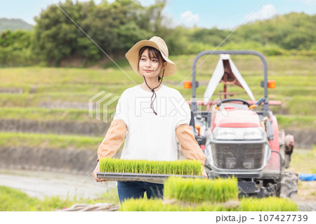 農業　農家　若い女性 107427739