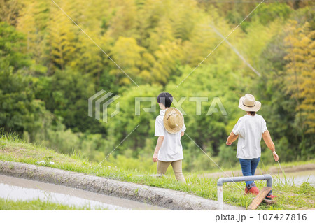 自然の中を歩く男女 自然の中を歩く男女 107427816
