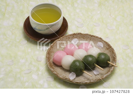 三色団子、お茶 三色団子、お茶 107427828