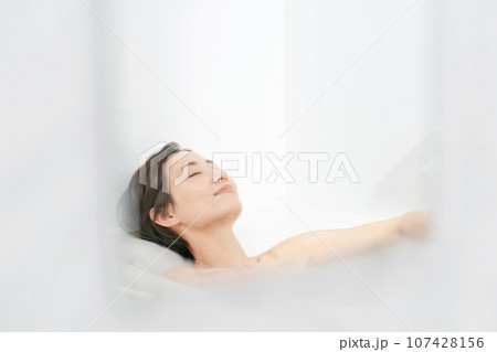 お風呂でくつろぐ女性　バスタイム 107428156