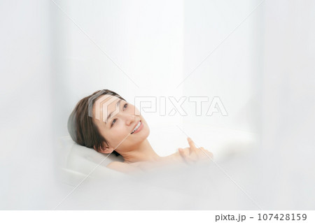お風呂でくつろぐ女性　バスタイム 107428159
