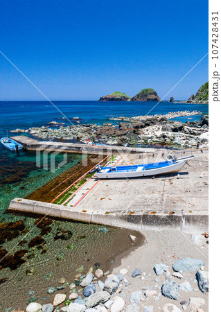 【新潟県・佐渡・外海府】青い海と二ツ亀・初夏の願部落 5月 6月 【新潟県・佐渡・外海府】青い海と二ツ亀・初夏の願部落 5月 6月 107428431