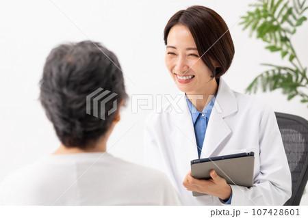 対面で問診する医者と患者 107428601