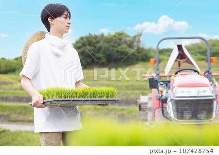 農業　農家　若い男性 107428754